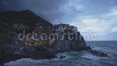 晚上在意大利神奇的马纳罗拉村，美丽的<strong>风景</strong>，暴风雨的<strong>大海</strong>
